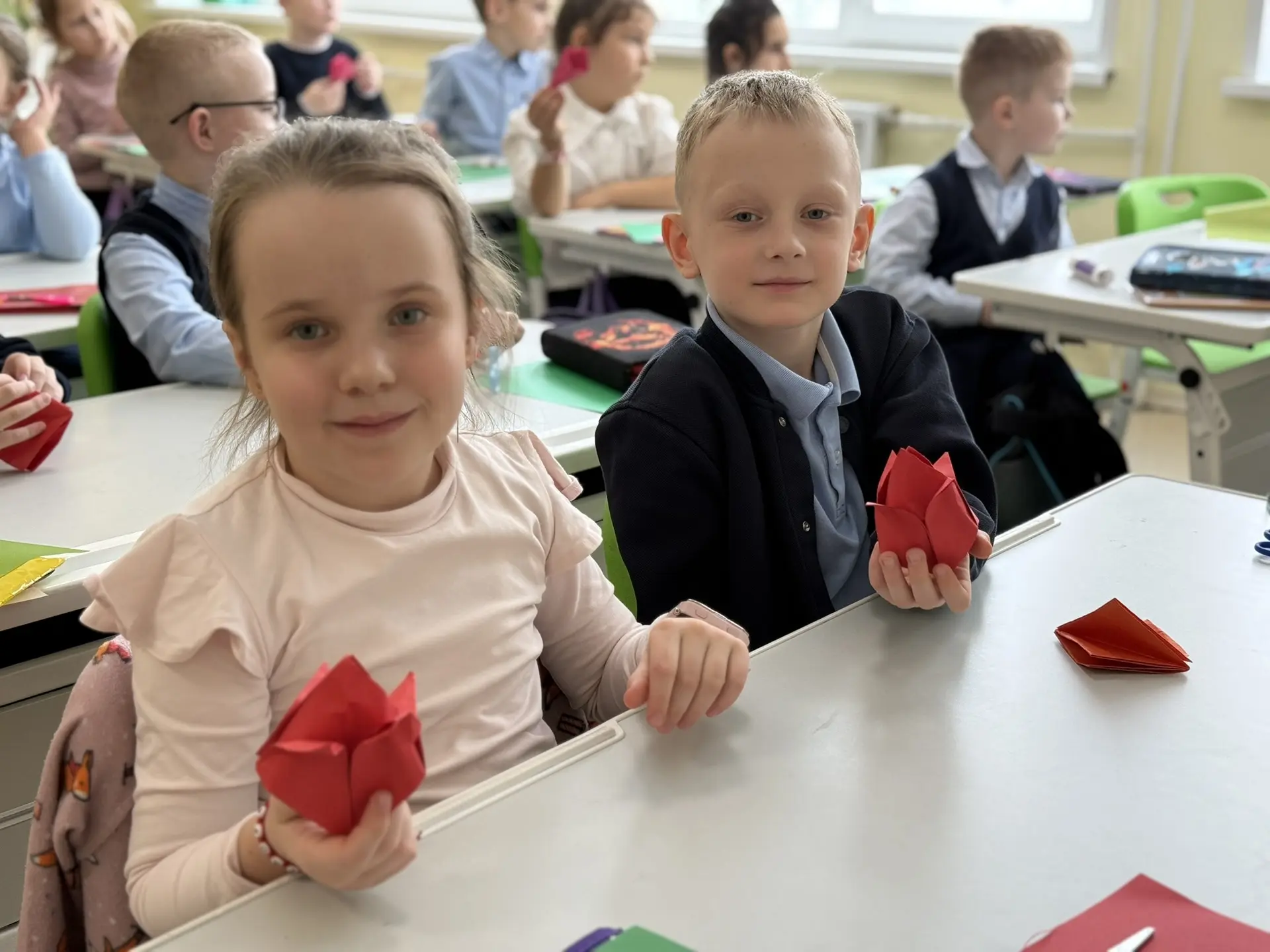 🌹В 1 классе прошла памятная акция «Красный тюльпан», приуроченная ко Дню памяти о россиянах, исполня