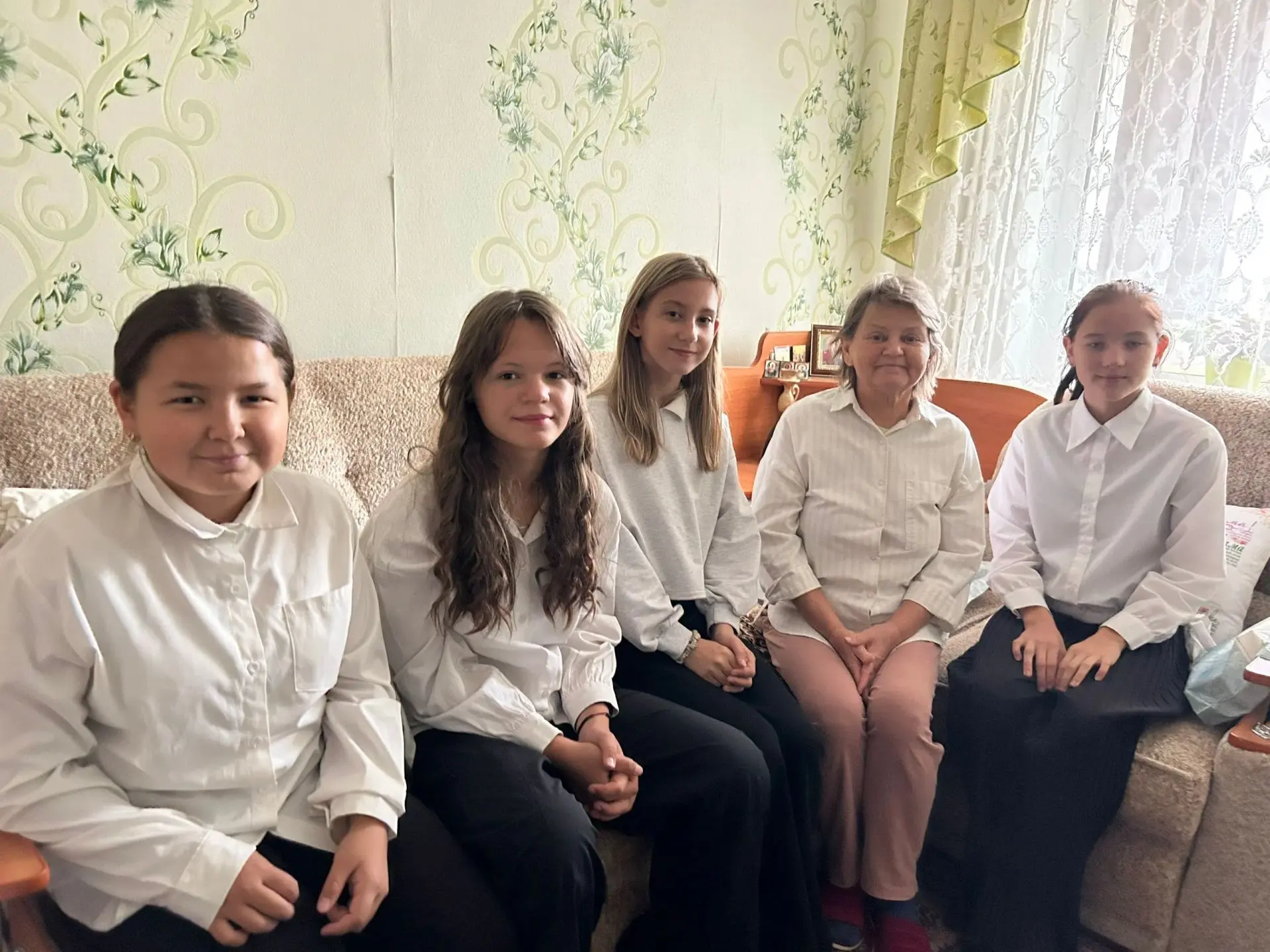 Ученики 6а посетили ветерана труда Исаеву Людмилу Александровну.