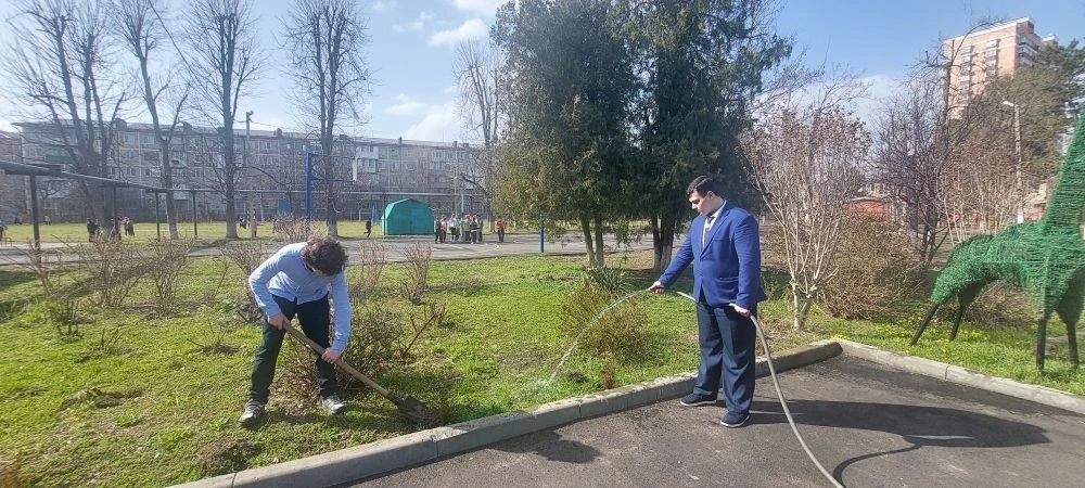 В рамках проведения общегородского двухмесячника и субботника по наведению порядка, активисты лицея 