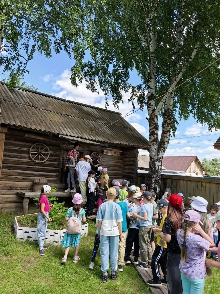 🏕️Приключения школьного лагеря не ограничиваются Ижевском. Ребята посетили Карамас Пельгу. 
Игры,та