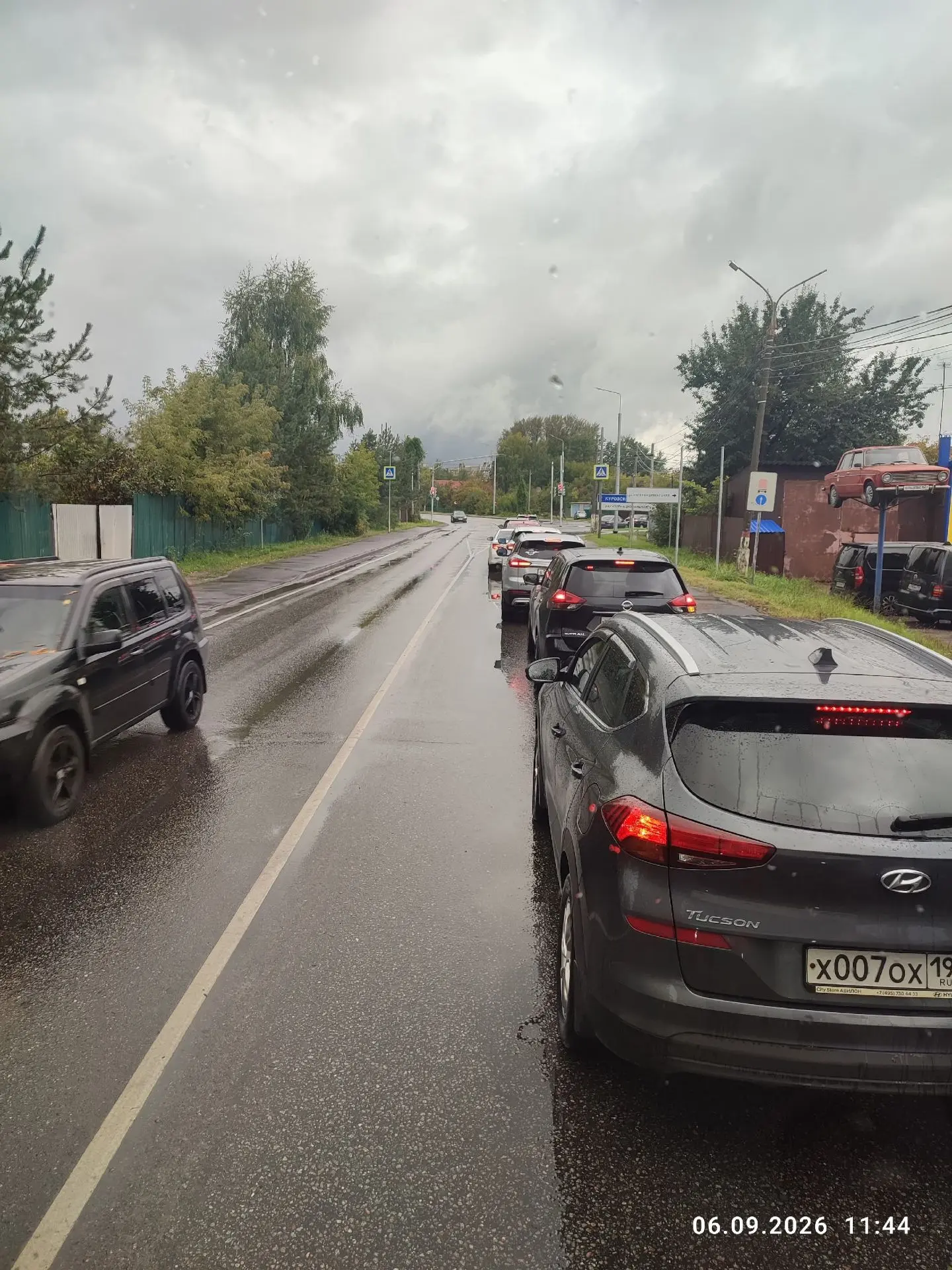 Почему для данного перекрëстка нельзя установить зелëную стрелку для безпрепятственного...