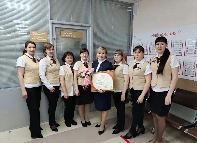 27 июль – Күпфункцияле үзәк (МФЦ) хезмәткәрләре көне!

Көндәлек фидакарь хезмәтләре белән дәүләт һәм