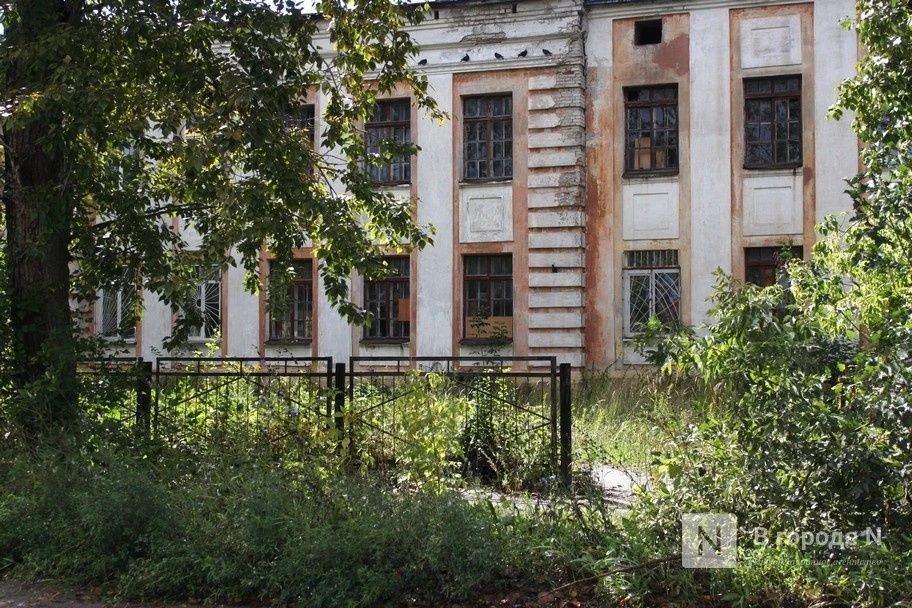 На улице Ухтомского, 90 находится заброшенный бывший корпус школы №167, который не эксп...