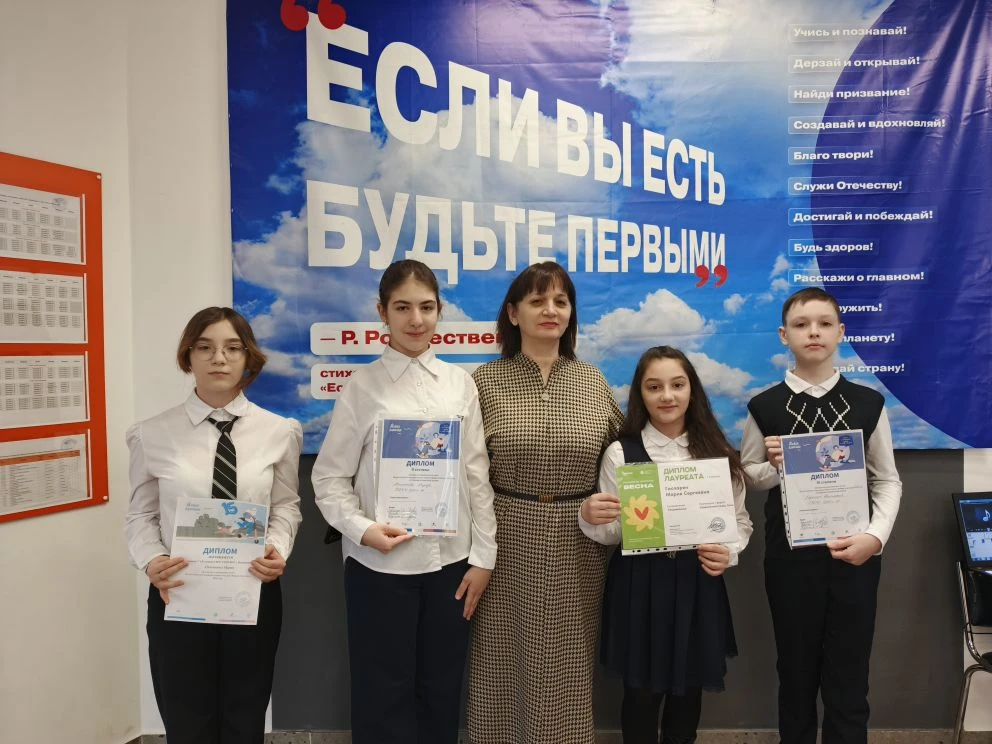 🇷🇺 Утро понедельника в школе началось с торжественной линейки, которая по традиции открылась церемон