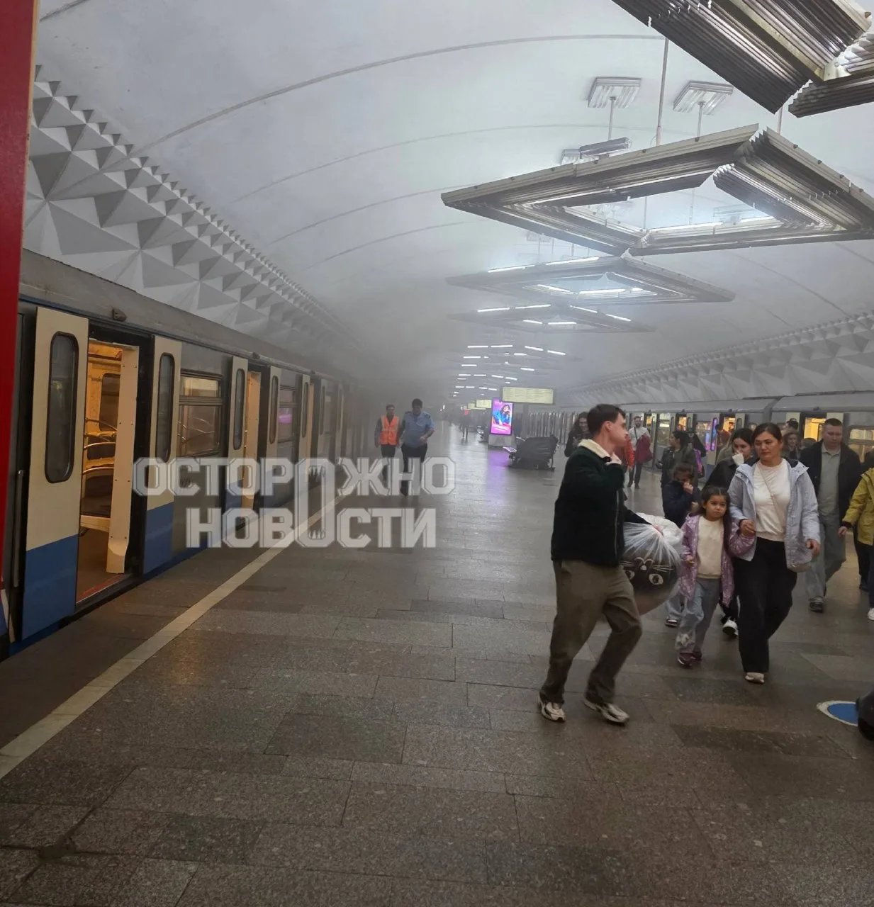 На станции Тульская московского метро зафиксировано задымление. Очевидец сообщил о силь...