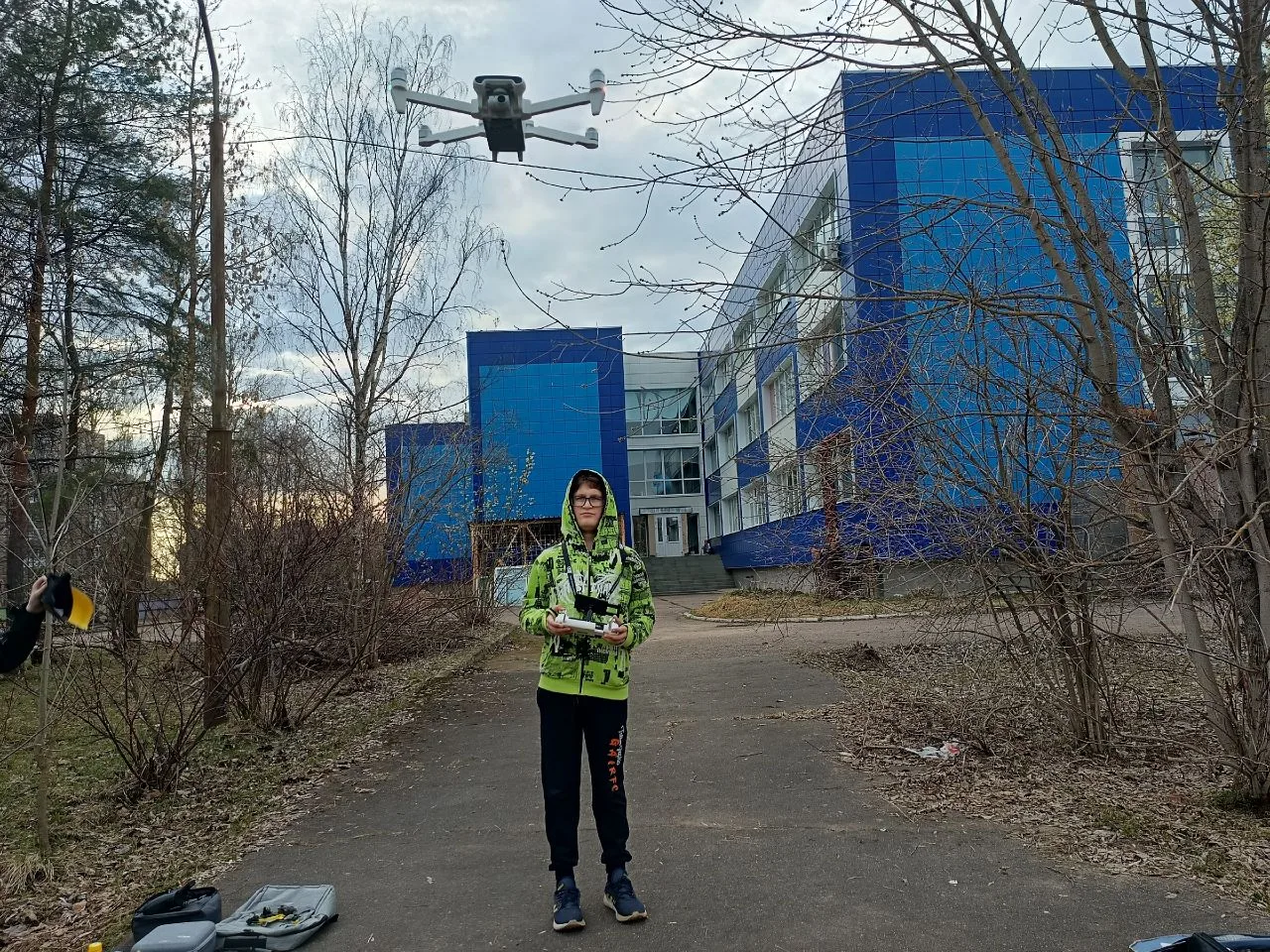 Беспилотники — это оружие будущего, и наши школьники уже учатся им управлять. ✈️  В кружке авиамодел