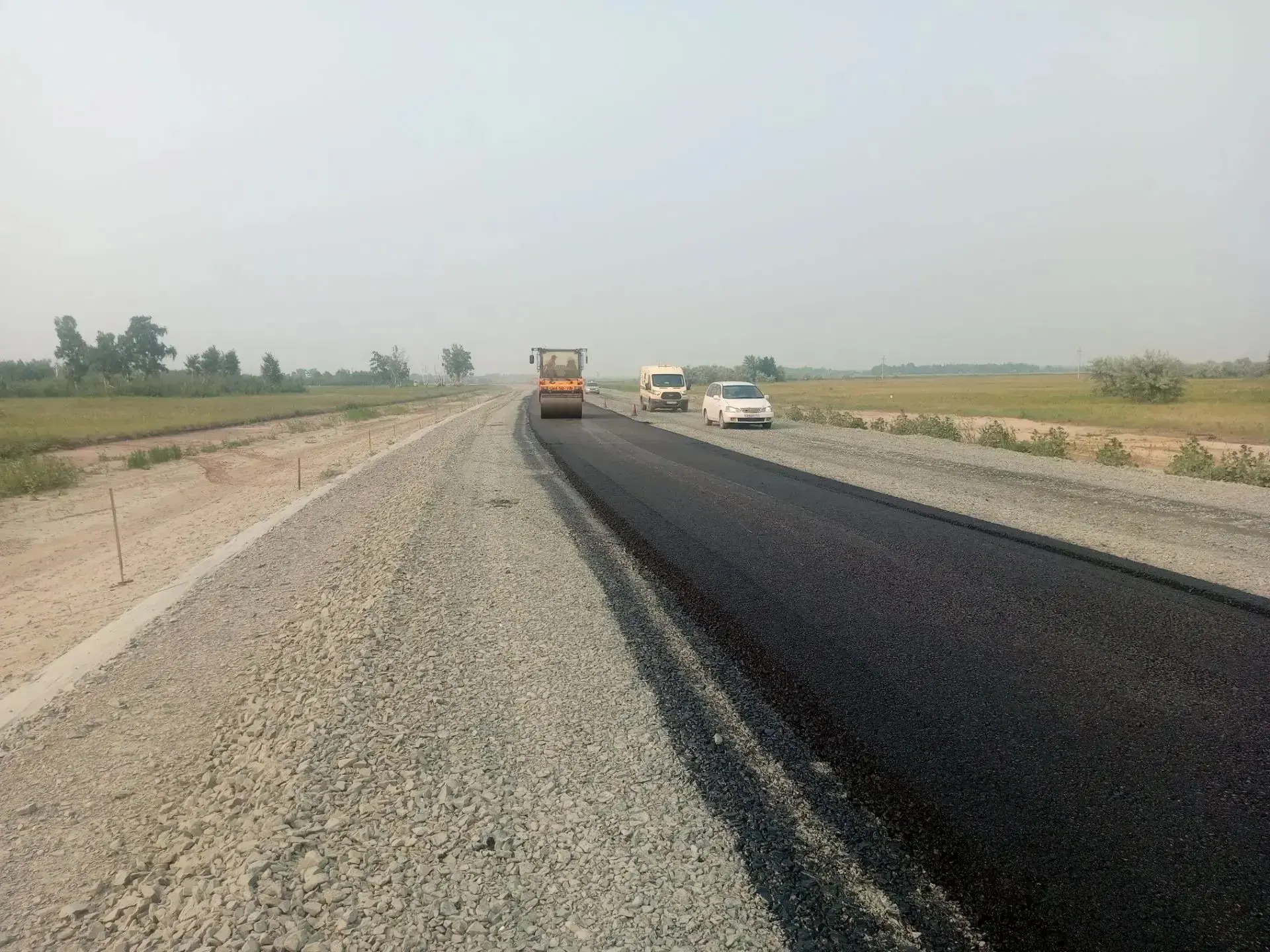 🚧 На дороге К-01 в Карасукском районе приступили к укладке первого слоя асфальтобетона.