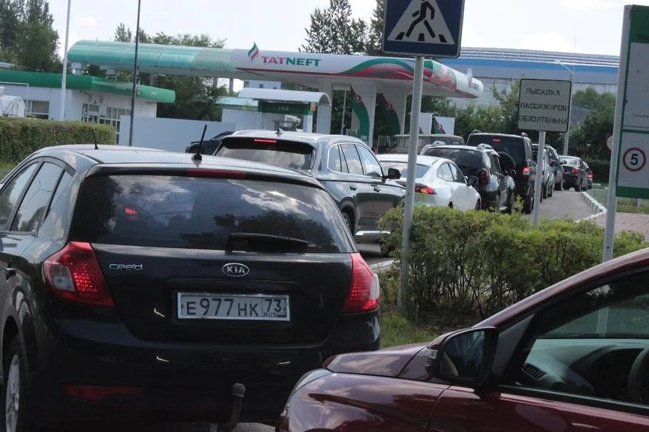 ⚡"Татнефть" ввела на всех автозаправках в России временный лимит на отпуск бензина и ди...