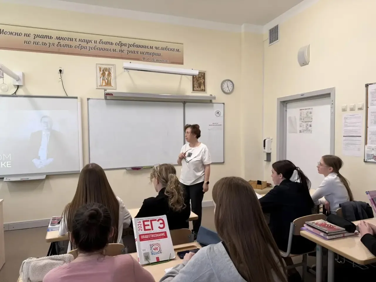 В 10 «Б» КЛАССЕ ПРОШЁЛ ОСОБЕННЫЙ УРОК В  РАМКАХ ПРОЕКТА «БЕЗ СРОКА ДАВНОСТИ» 📜🇷🇺  Вчера в 10 «Б» кла