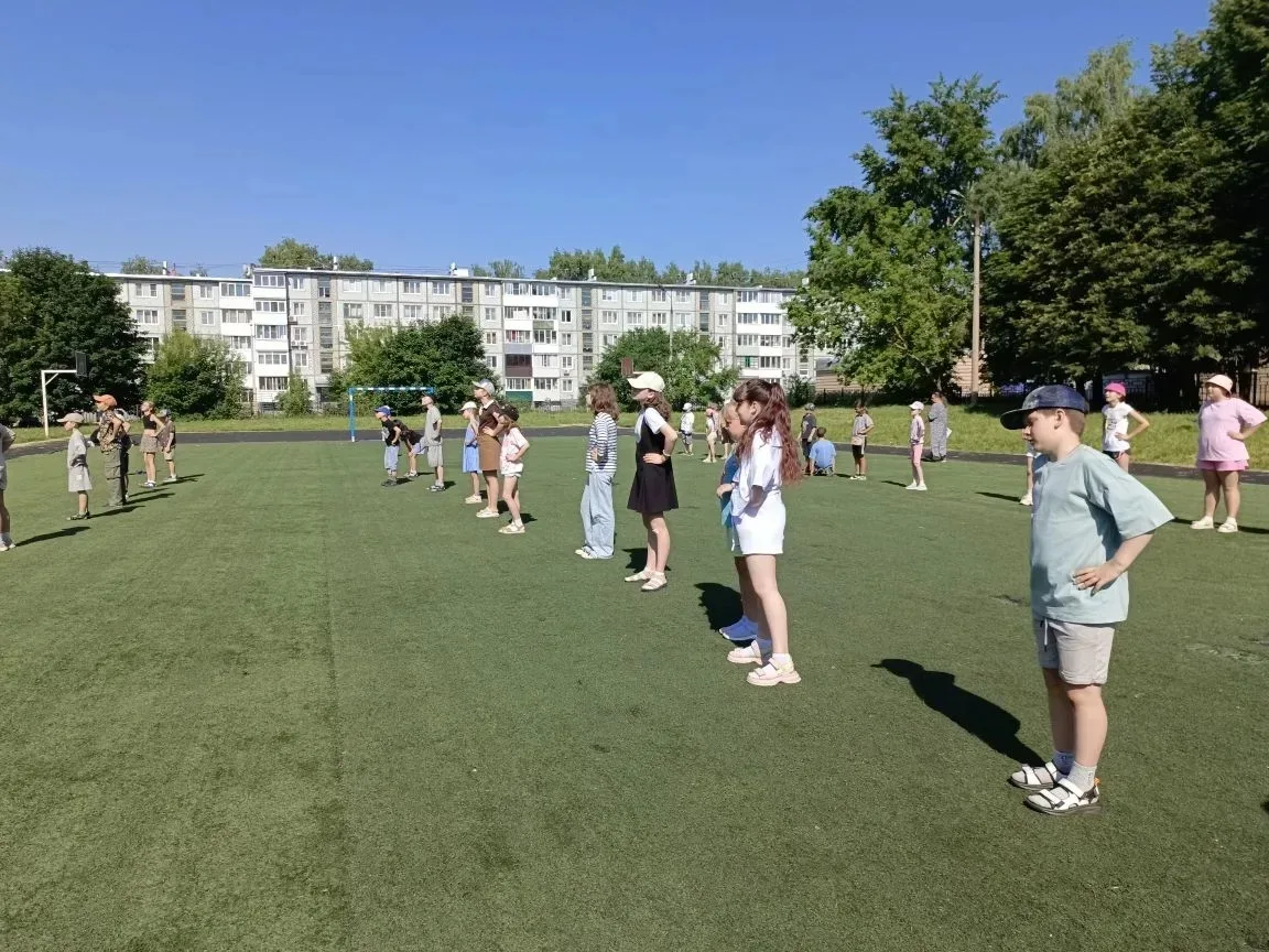 🧒🏻☀👧🏻 Утро в школьном лагере «Дружба» началось с бодрой зарядки на свежем воздухе. Ребята заряди