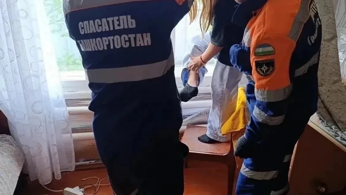 Нога застряла между стеной и батареей. Спасатели помогли девочке в Сибае.