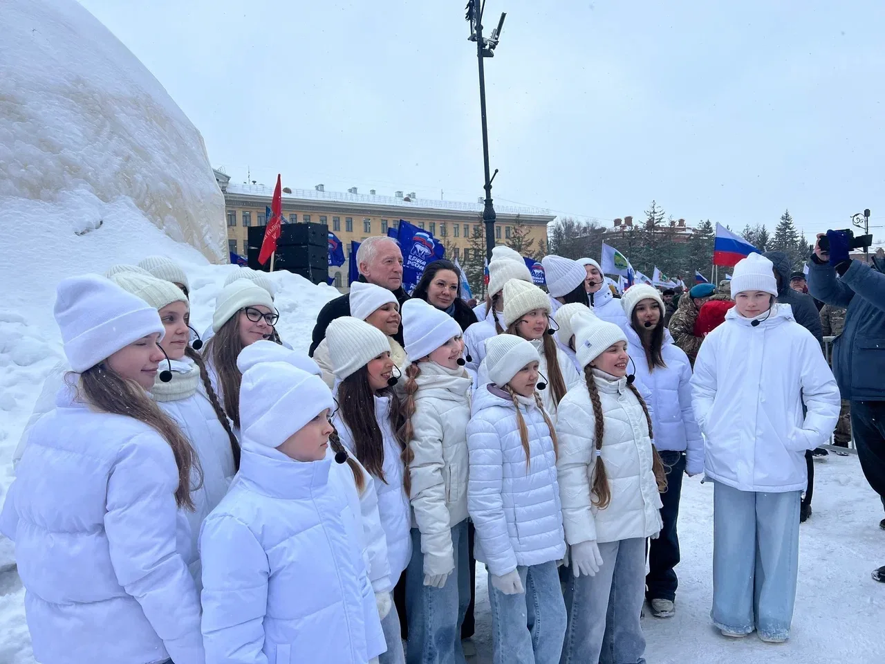 Крымская весна: Единая Россия приняла участие в митинг-концерте на Ново-Соборной площади  В программ
