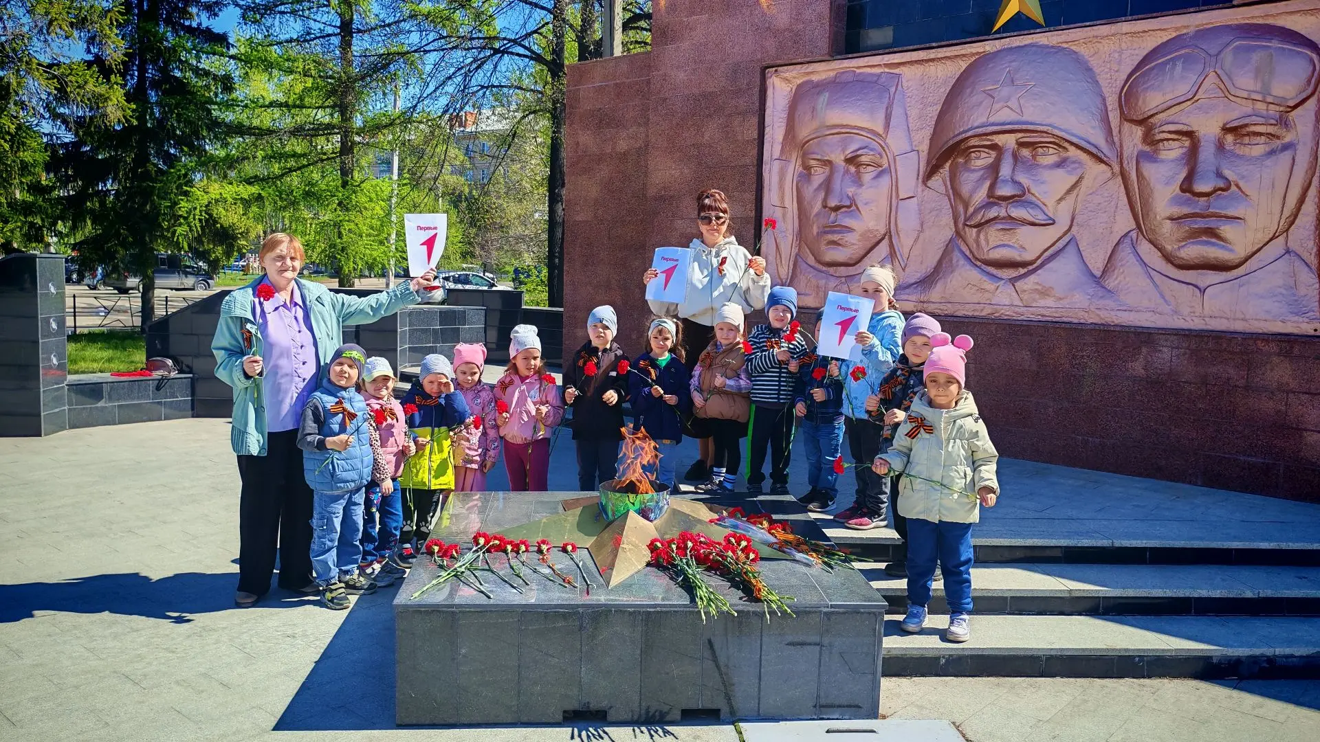 Живая память поколений: возложение цветов к Вечному огню
В преддверии Дня Победы воспитанники под ру