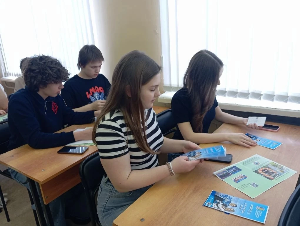 🚀 Шаг к будущему: 9 «Б» класс на областном интенсиве в Экономическом университете!   🗓 17 февраля на