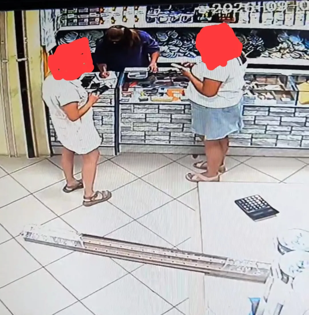 Девушку в белой футболке и джинсовой юбке, просьба зайти в магазин "Валентина", на ж-д ...