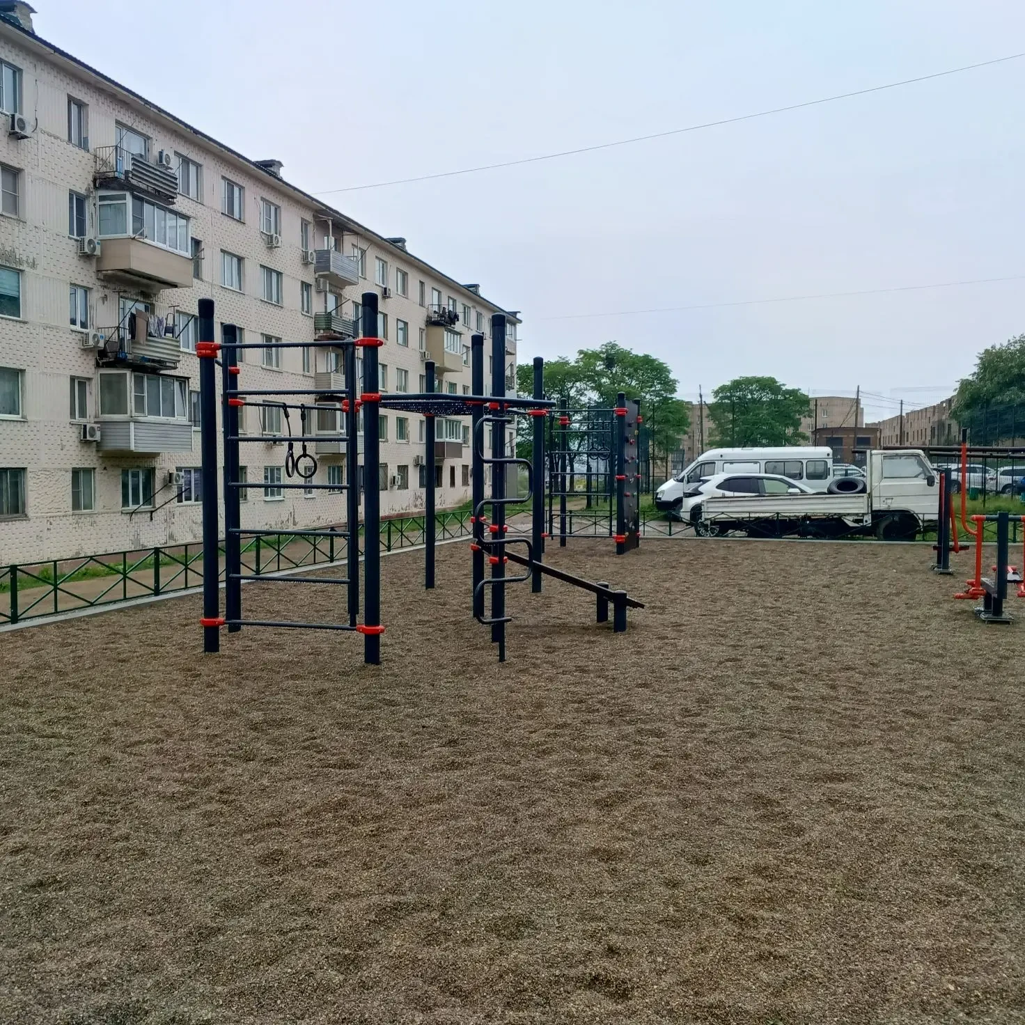 В Зарубино  завершается   обустройство новой спортивной зоны на ул. Строительной. Благодаря победе  