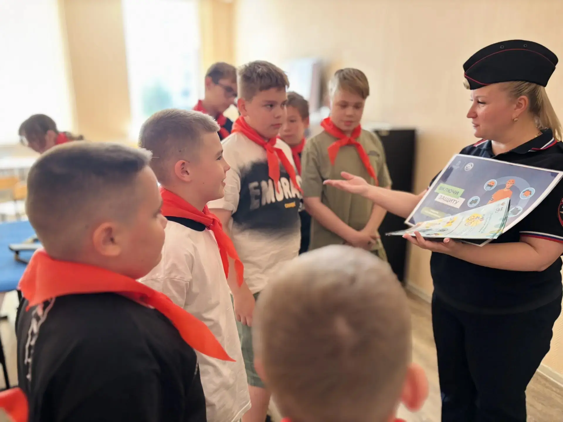 Лето, самокаты и безопасность: важный разговор в «Роднике»

На летних досуговых площадках Центра дет