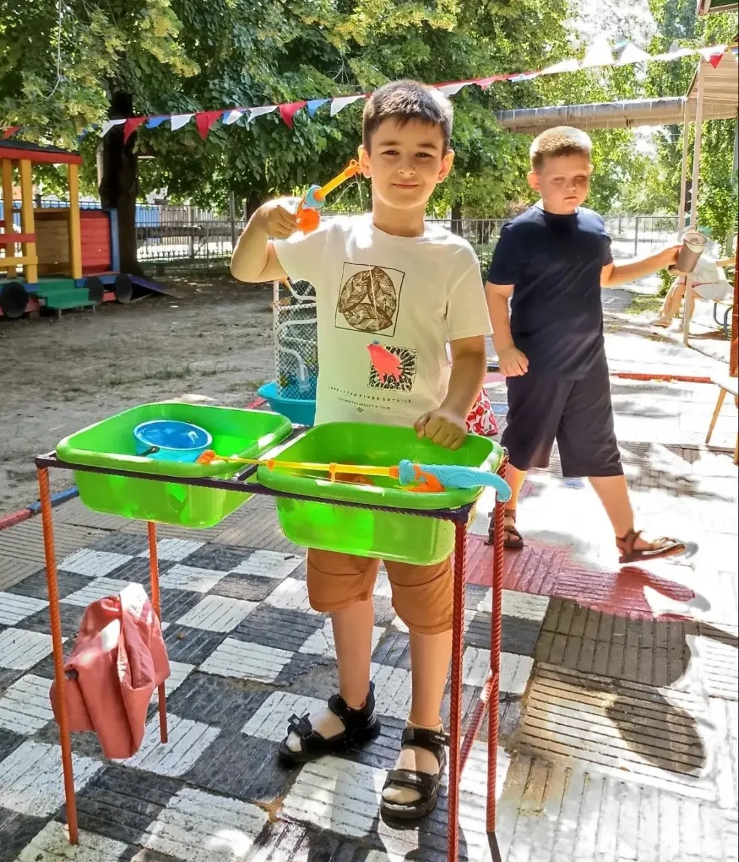 ☀️ Летняя прогулка наших ребят:

игры — ✅

мыльные пузыри — ✅

песочные замки — ✅

рисунки мелками —