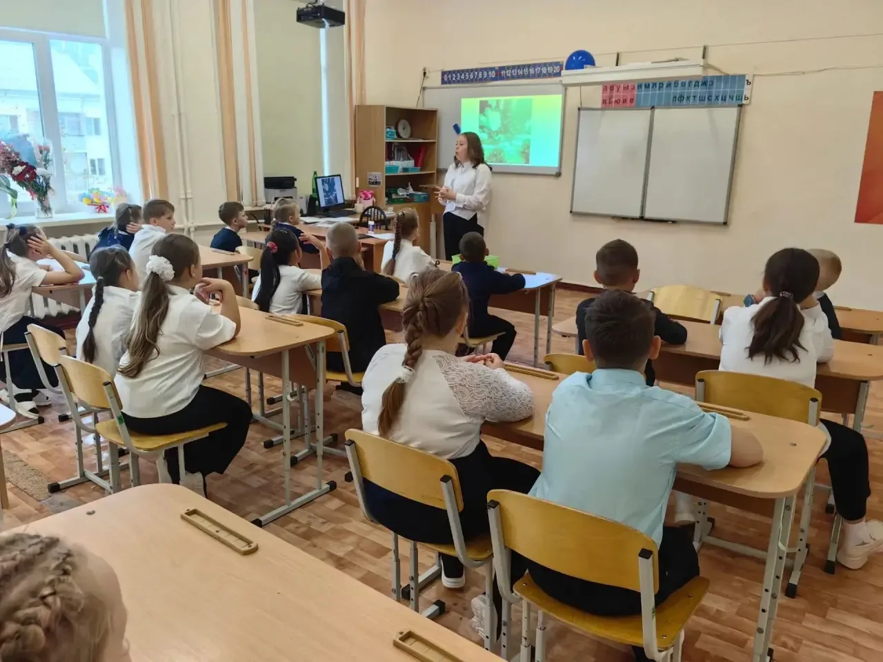 🕊️ «Дерево мира: листья‑обещания» — классный час во 2В классе! 🕊️