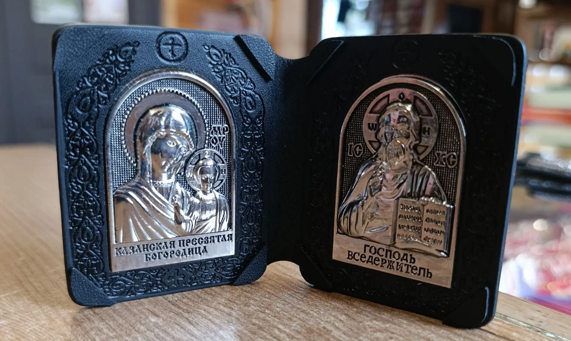 Иногда человеку нужен не большой образ на стене, а совсем небольшой знак рядом: в машин...