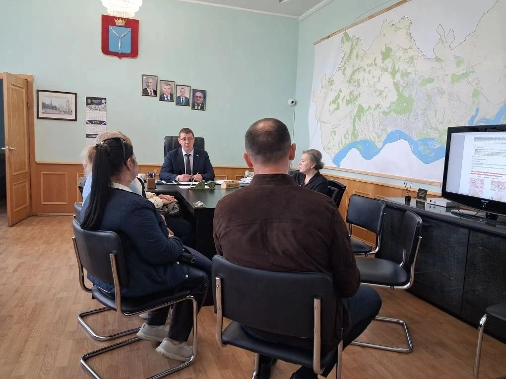 В городском комитете по управлению имуществом прошла еженедельная встреча с многодетным...
