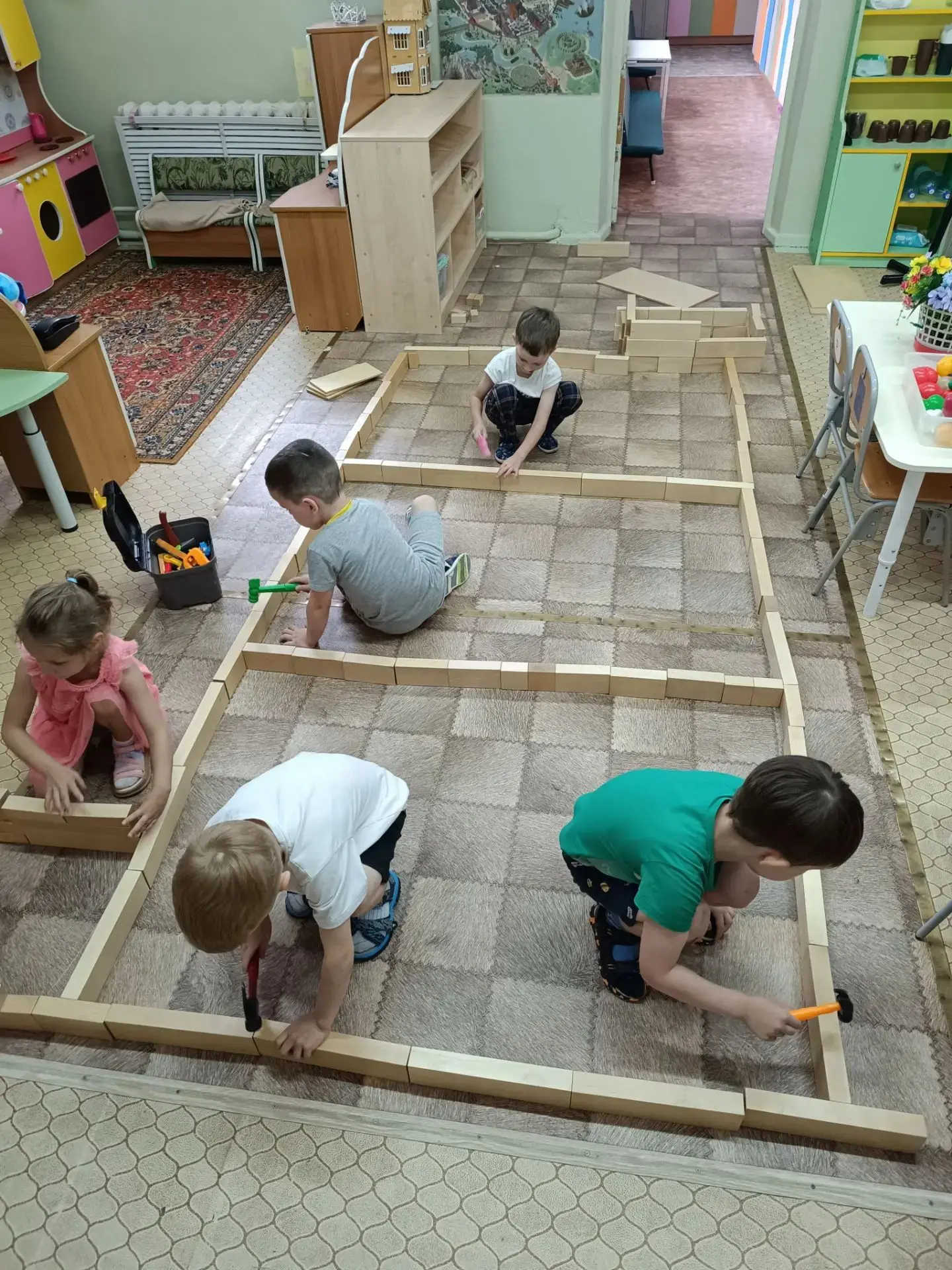 Какая удача! Какая удача!  
Сегодня все вместе мы едем на дачу.  
С утра мы потрудимся дружно команд
