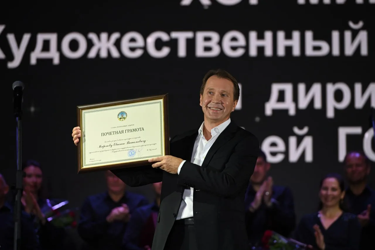 Мурат Кумпилов вручил Евгению Миронову почетную грамоту главы Адыгеи