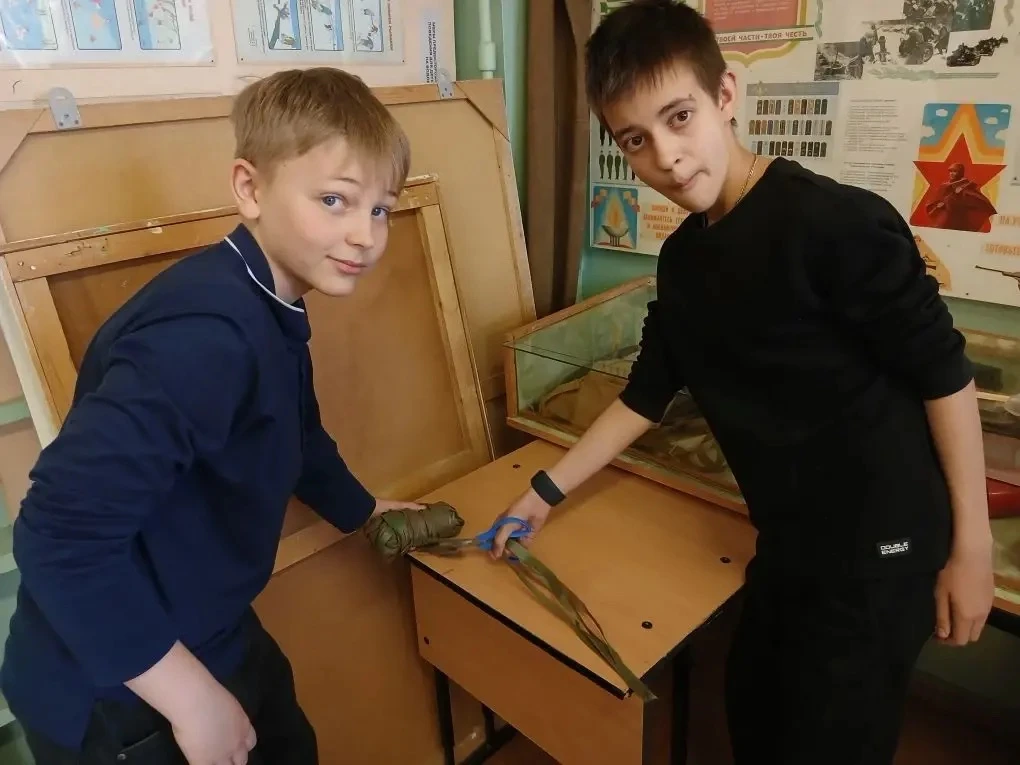 🪖КОЛПИНСКАЯ НАРОДНАЯ СЕТЬ🪖  🎗️В Петербурге маскировочные сети для бойцов СВО плетут тысячи доброволь