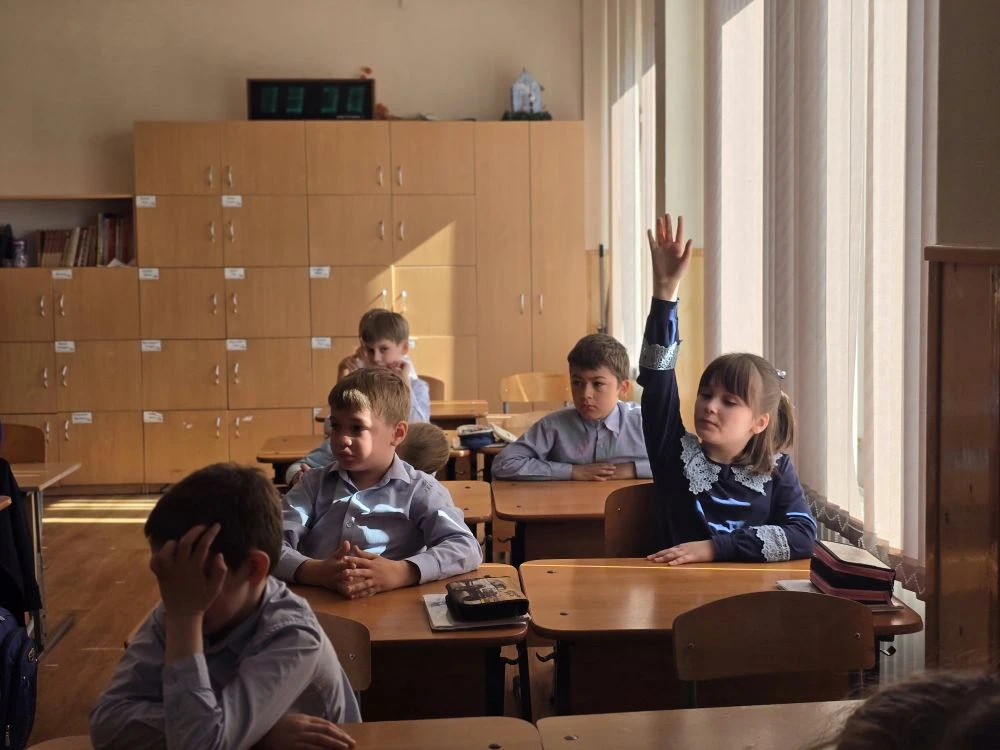 📜День славянской письменности в 2 «В»! 📜 Ребята с Ларисой Фёдоровной: ✔️ узнали о Кирилле и Мефодии;