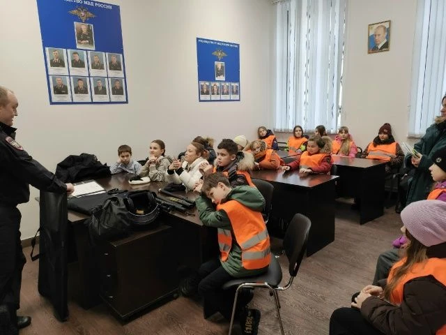 «Кто нас бережёт?»: экскурсия для отряда ЮИД на Витебском вокзале В феврале для отряда Юных инспекто