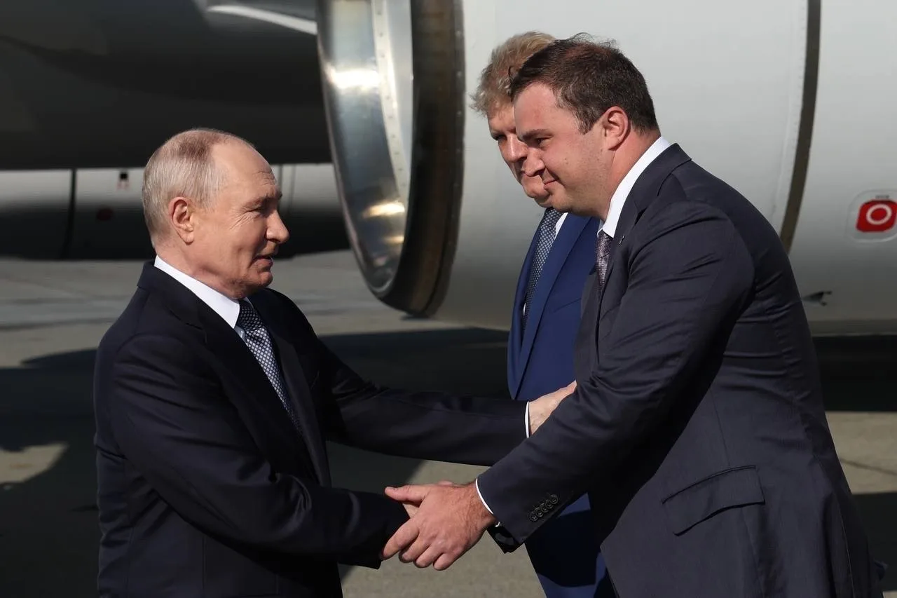 Губернатор Омской области Виталий Хоценко встретил президента России Владимира Путина.