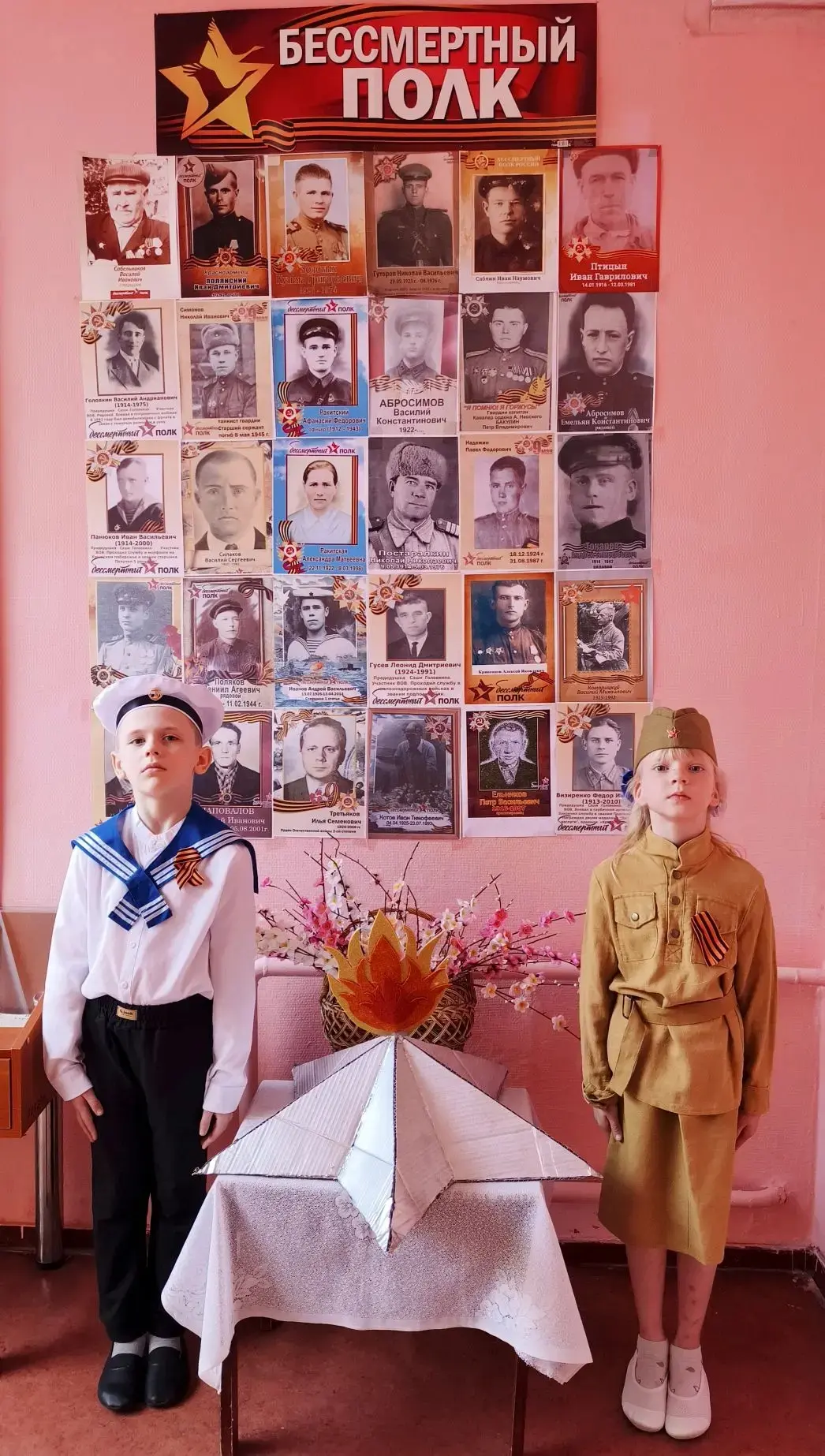 🔥 Не гаснет огонь в сердцах поколений,
Мы в благодарности вахту несем.
В ней гордость побед и боль 