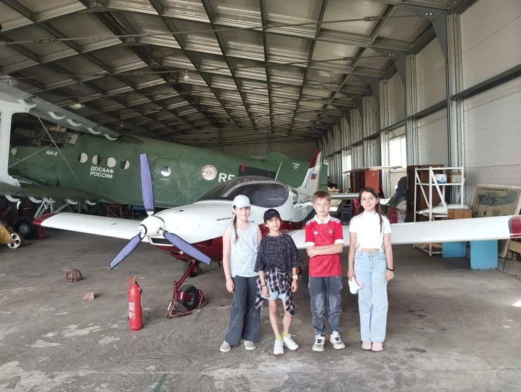 ✈️  6В и 3Д в гостях у авиаторов! 🚁 24 мая наши ребята из 6В и 3Д вместе с родителями и классными ру