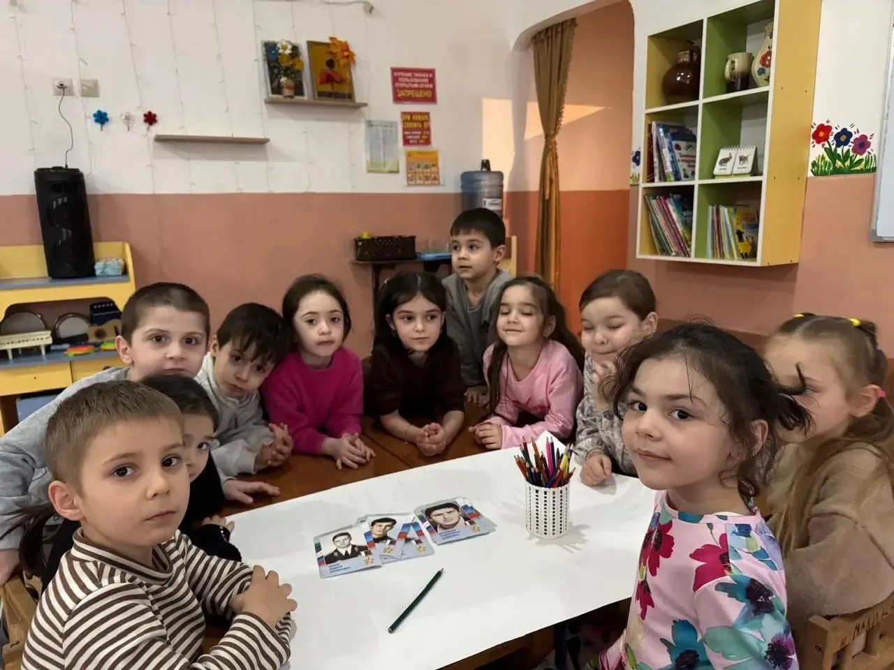 Занятие по созданию плаката ко Дню защитника Отечества в старшей группе детского сада