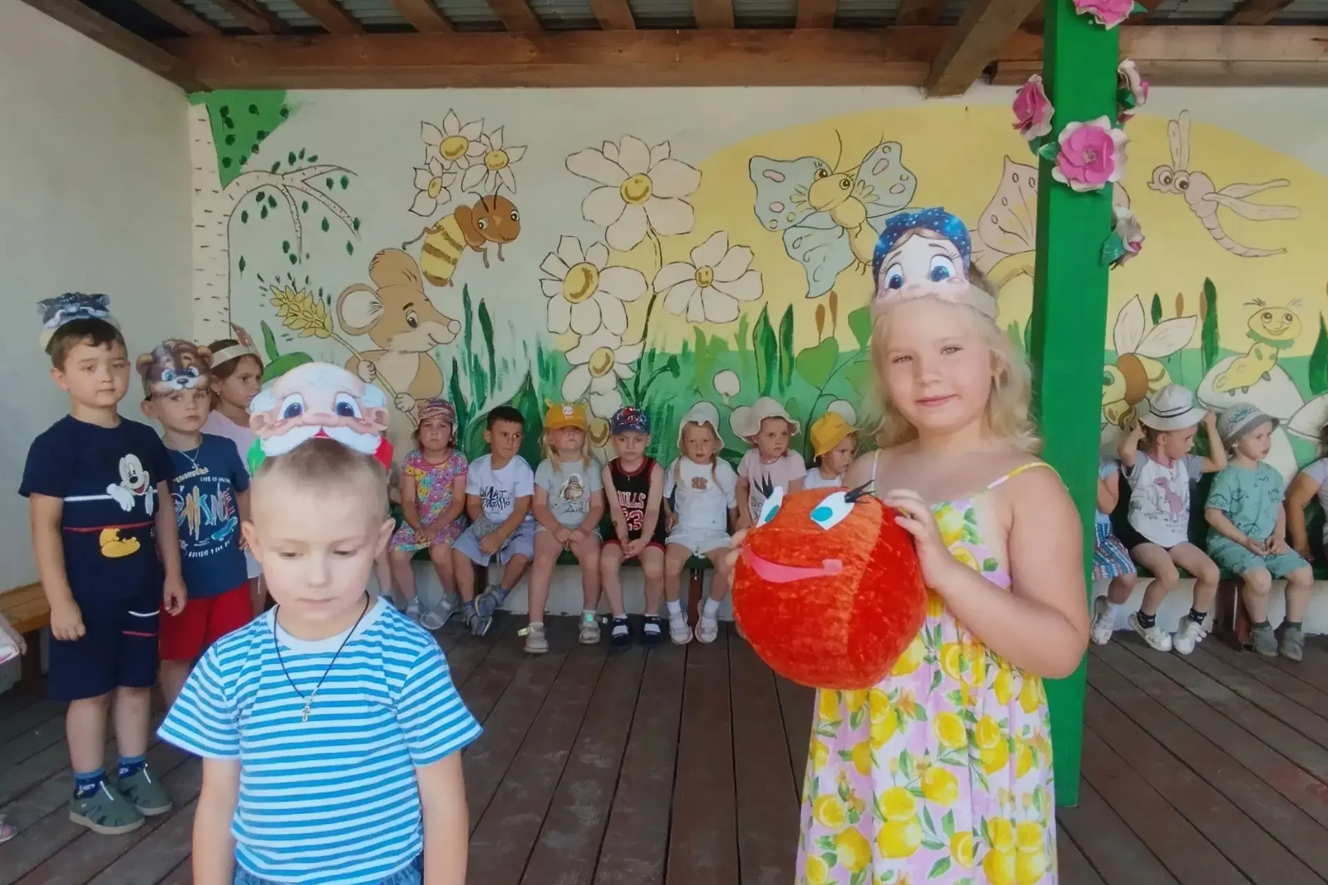 Сегодня в детском саду "Радуга" прошёл день театра. 🎉 Дети с радостью разыграли сказку "Колобок", а