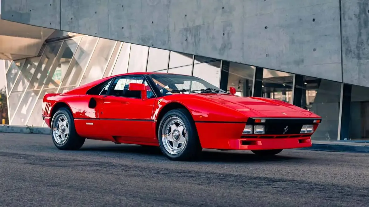 На один аукцион сразу семь Ferrari — от легендарной 288 GTO до новейшей Luce.
В подборку вошли F40, 