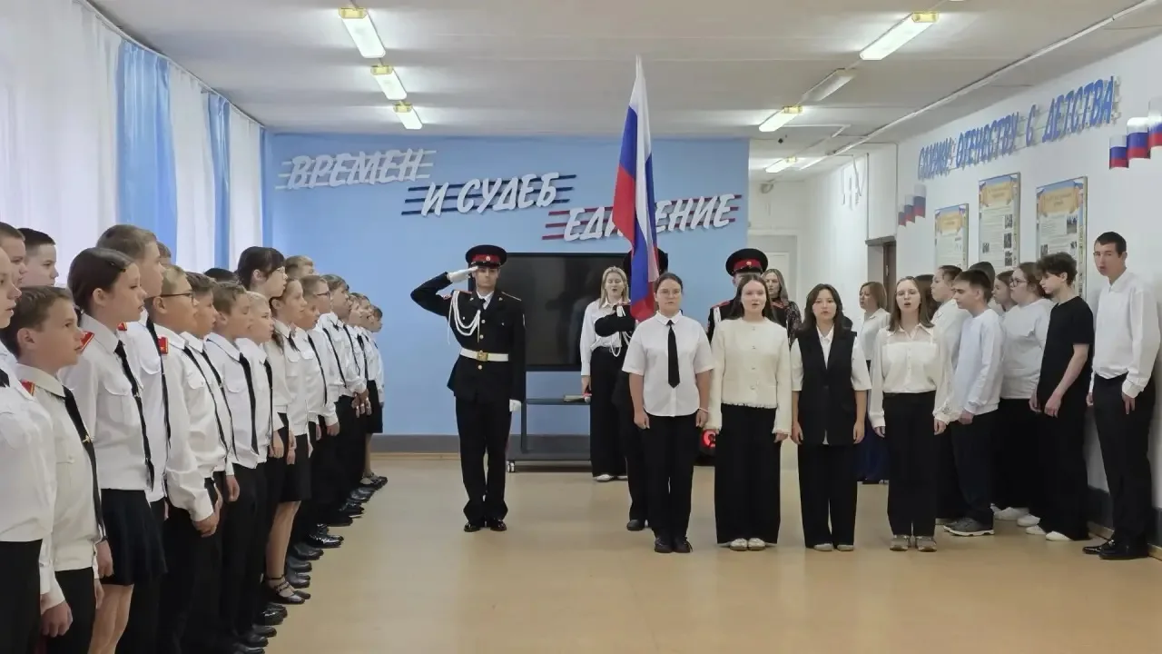 📣 Традиционно в понедельник школа начинает учебную неделю с торжественной линейки!