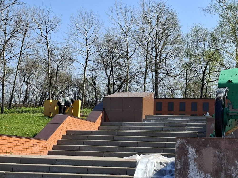 🌿 Субботник на памятнике Николаю Загорскому

Сегодня на памятнике Николаю Загорскому прошёл субботн