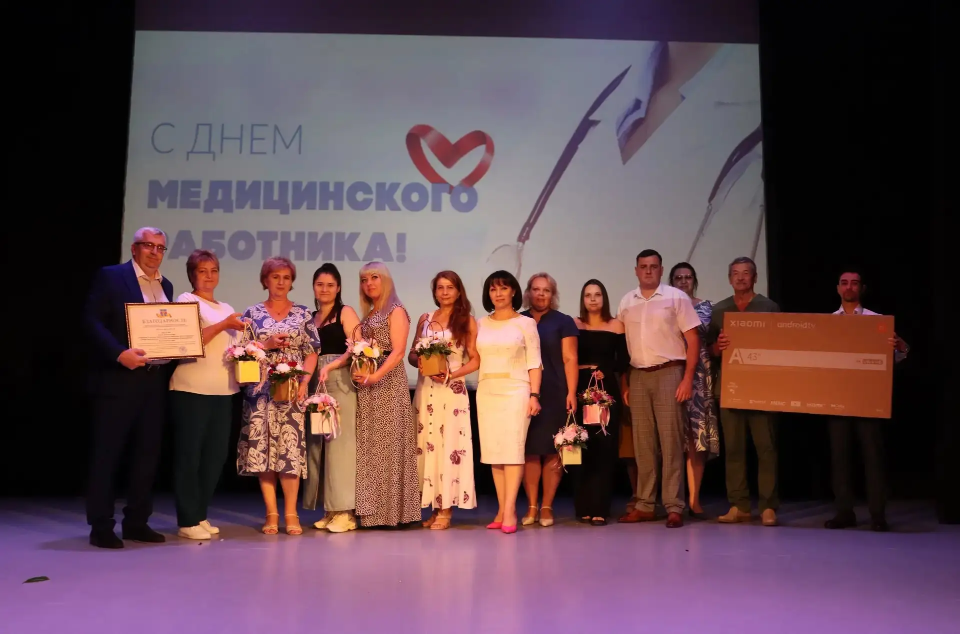 🎊 Медиков Темрюкского района поздравили с профессиональным праздником

В районном Доме культуры про