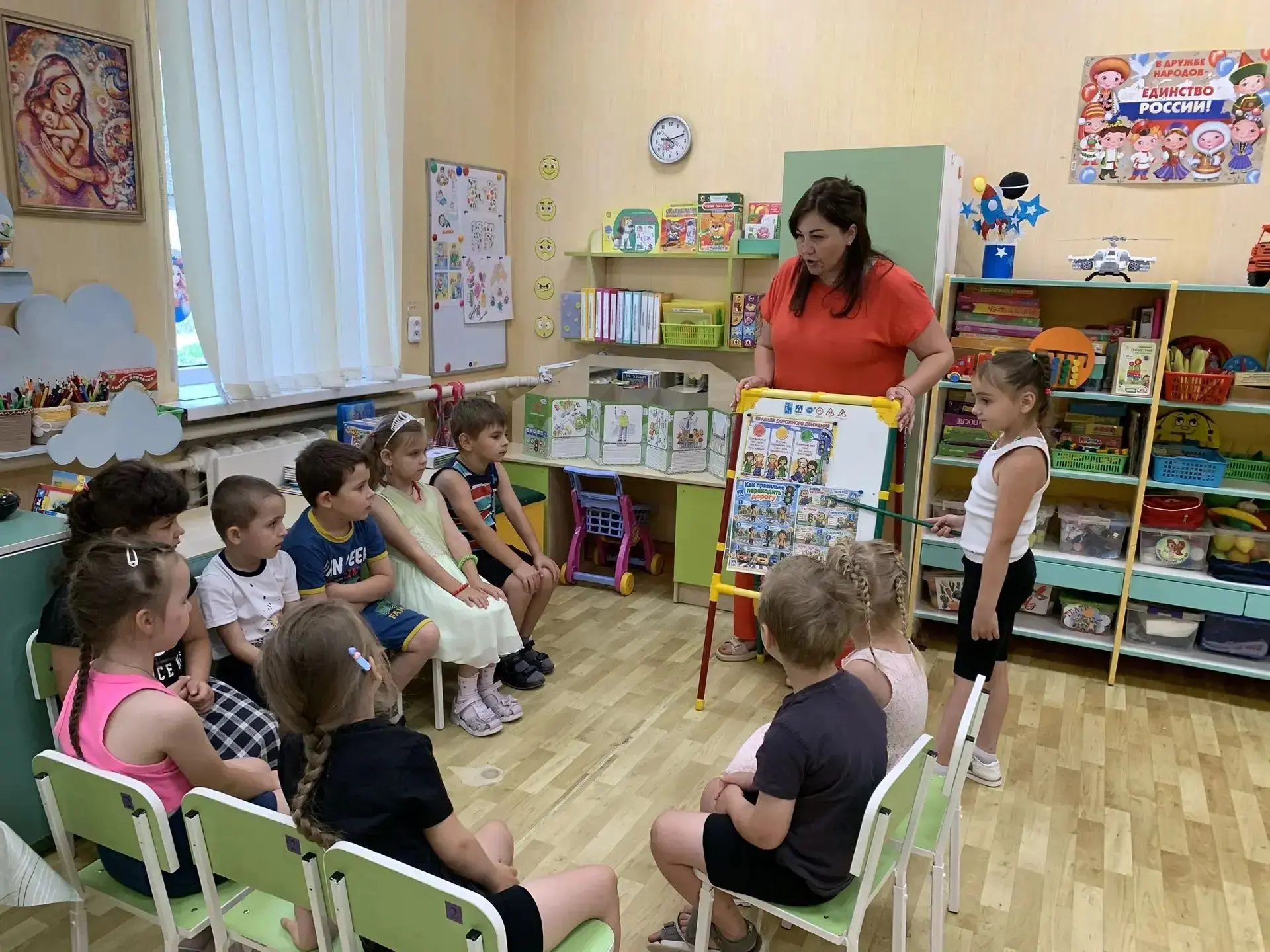 В МБДОУ детский сад 1 в старшей группе "Солнышко" прошло познавательное занятие: "Мы- юные пешеходы"