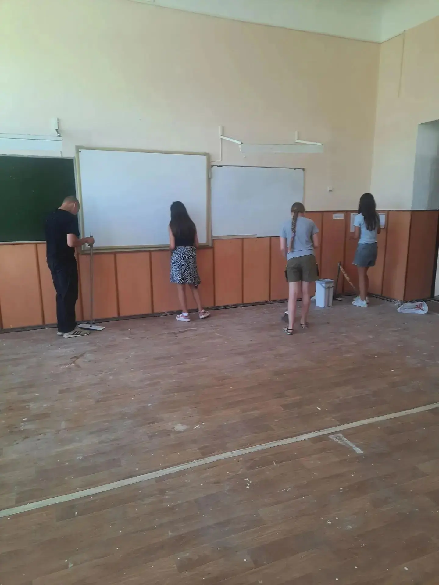 🏫 Белореченские ученики помогают приводить школы в порядок перед новым учебным годом
