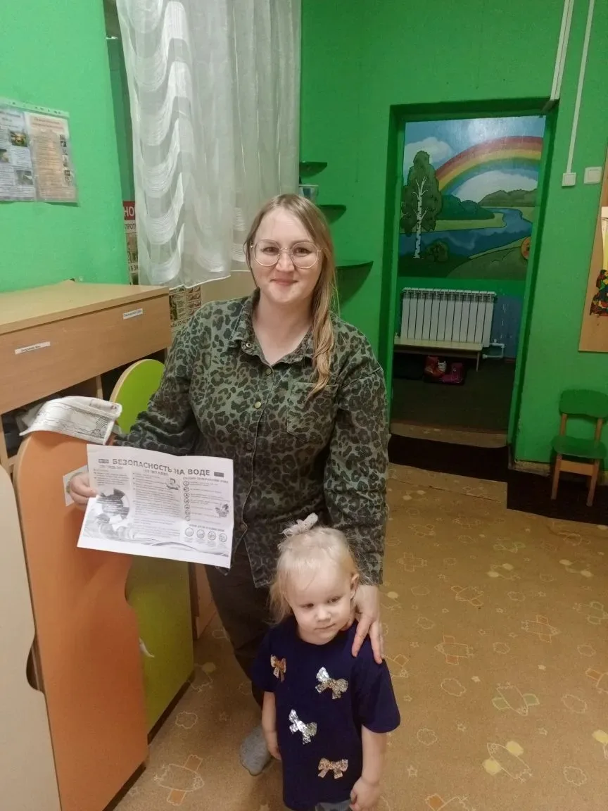 Для родителей в уголке безопасности размещена информация о безопасности на воде в летни...
