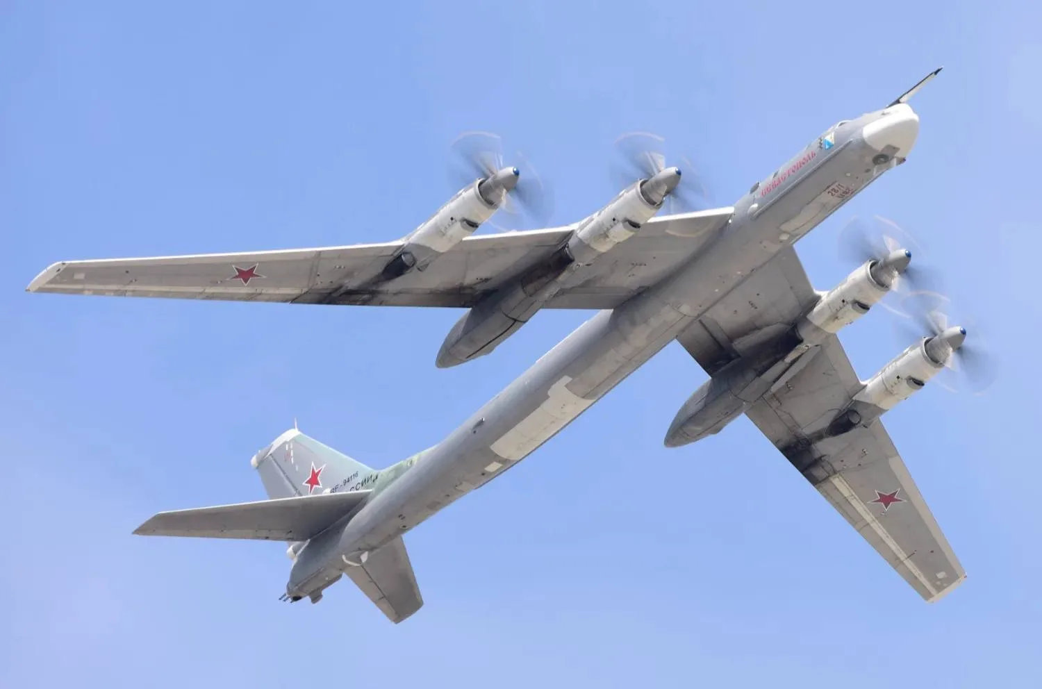 🚀На Украине объявили ракетную тревогу. Со стороны РФ поднята стратегическая авиация: ракетоносцы Ту