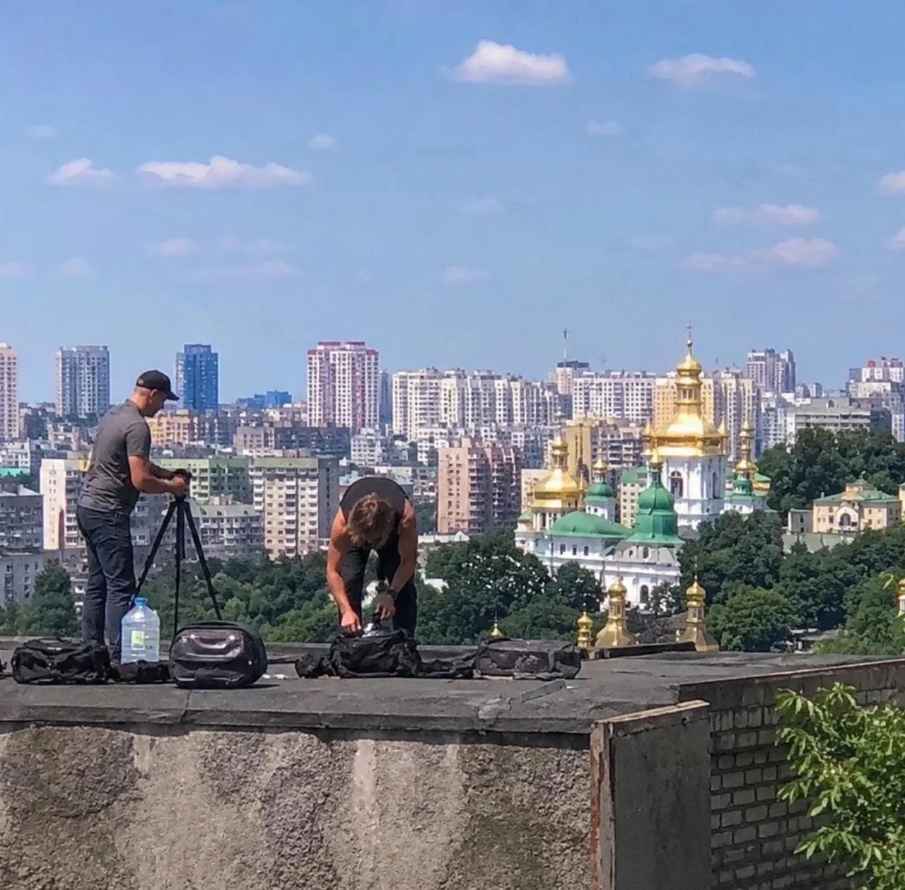 Съёмка обстрелов на Украине запрещена

Однако именно в эту ночь на соседних с Лаврой крышах оказалис