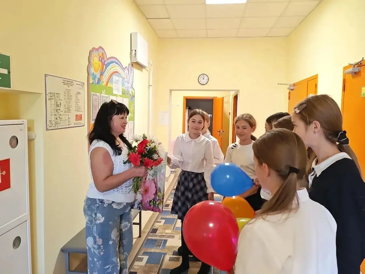 😍Сегодня учащиеся школы приняли участие в доброй школьной традиции — поздравили сотруд...