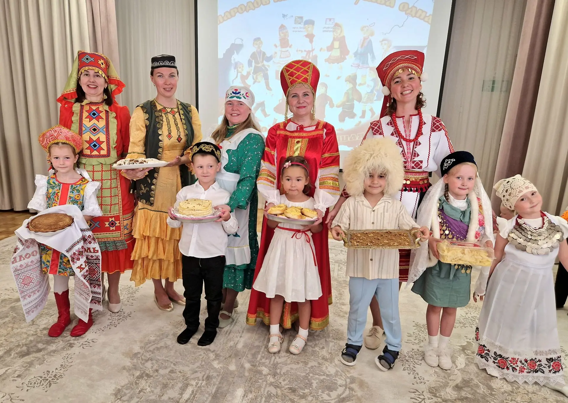 Сегодня наш детский сад превратился в настоящую творческую площадку, где встретились традиции разных