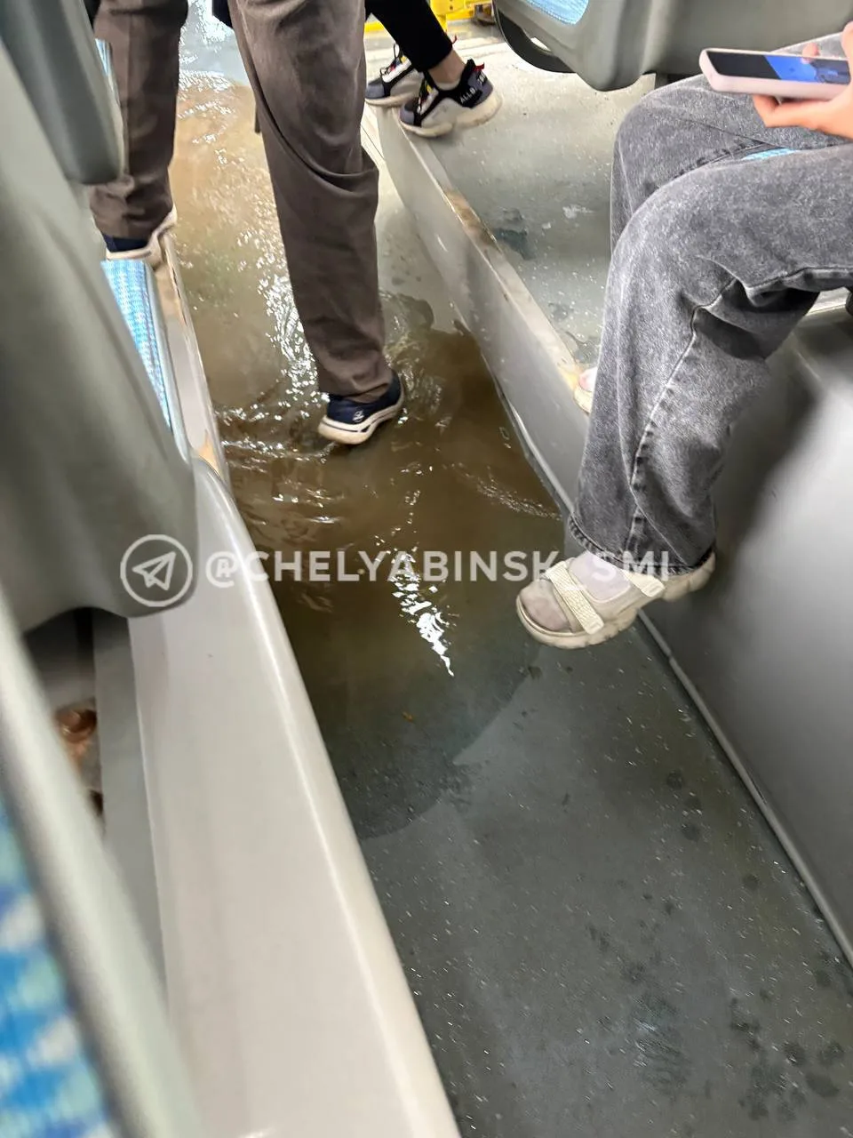❗️Такая сейчас обстановка в челябинских автобусах

Практически Венеция, не иначе.

Видео: Челябинск,