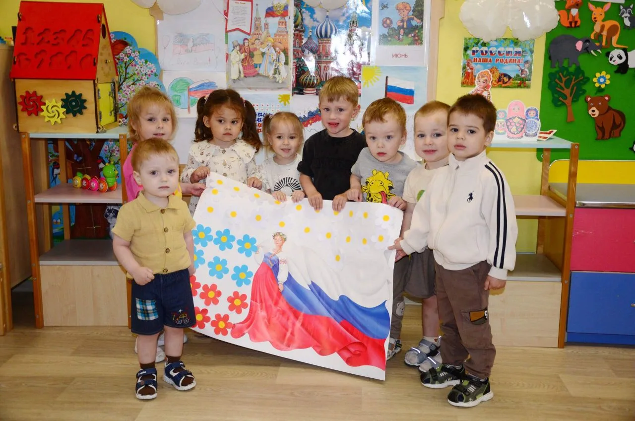 🤍Белая ромашка, 
💙Синий василёк, 
♥️Красная рубашка – 
🇷🇺Родины флажок!
🎉 Накануне  праздника Д