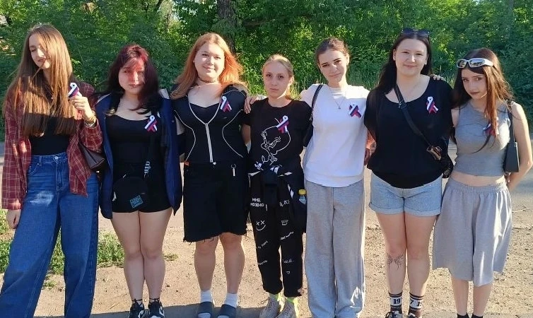 🔥🇷🇺 Акция «Молодёжь России» — старт к Дню молодёжи!🇷🇺

Раздали значки‑триколоры и зарядили учас