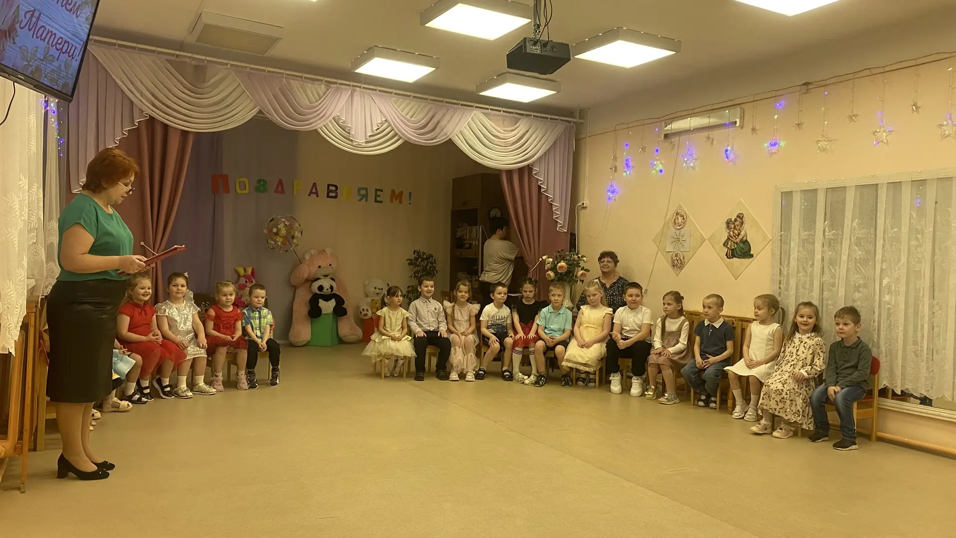 Сборный концерт, посвященный наступающему Дню Матери прошел сегодня в нашем детском сад...
